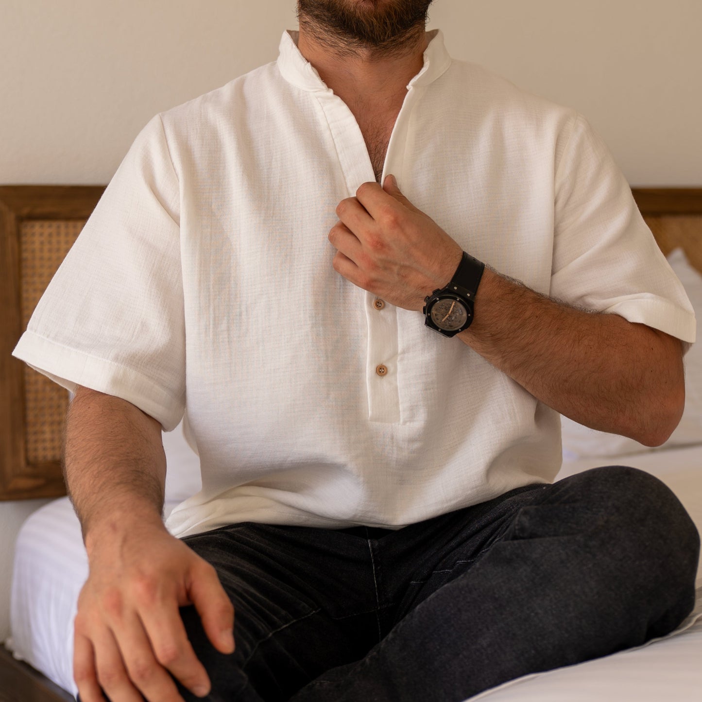 Hafif, nefes alan %100 pamuk müslin erkek gömlek, sade ve modern tasarıma sahip.