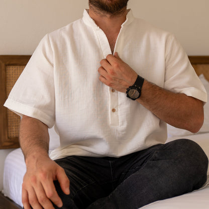 Hafif, nefes alan %100 pamuk müslin erkek gömlek, sade ve modern tasarıma sahip.