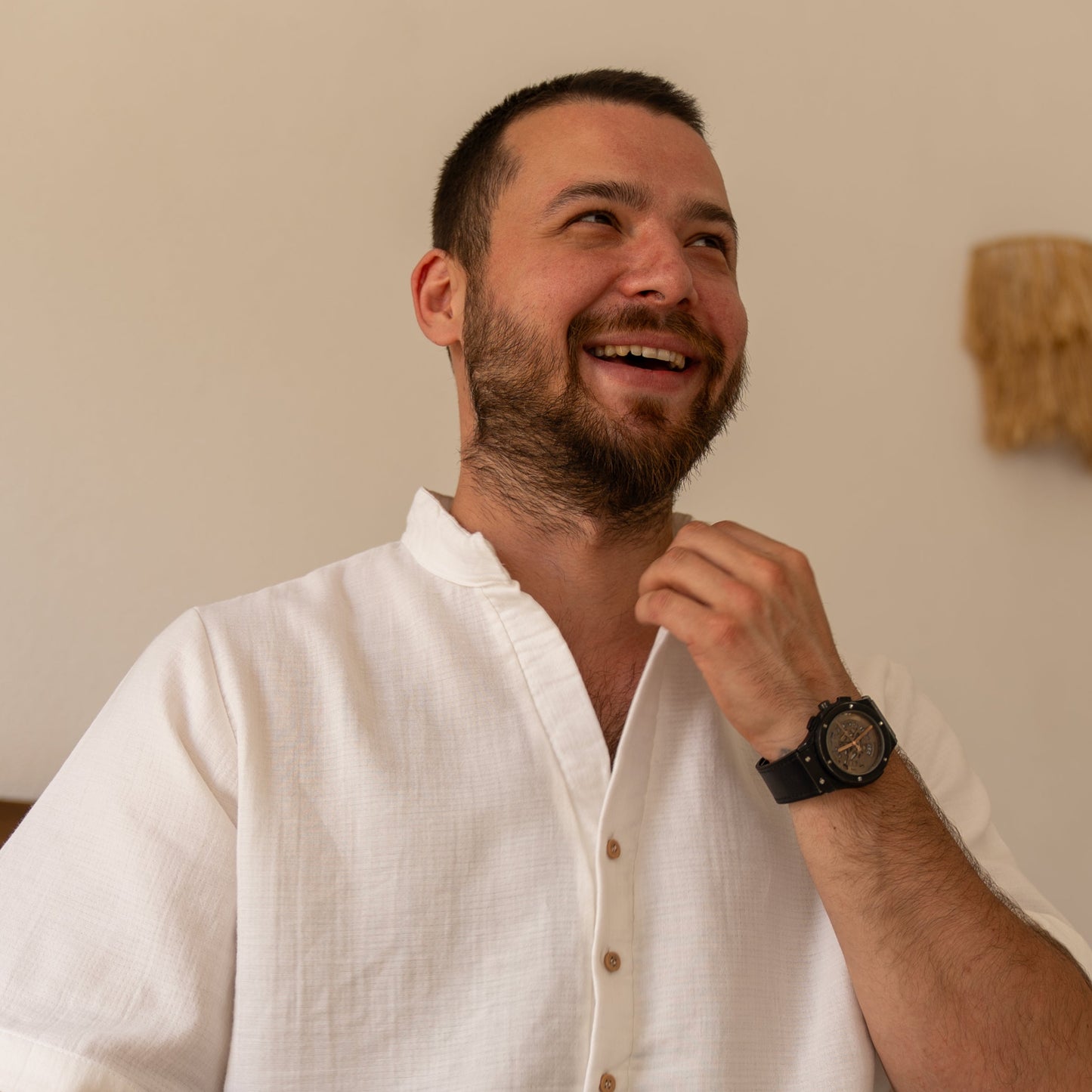 Beyaz, hafif ve nefes alan %100 pamuk müslin erkek gömlek, rahat salaş kesim.