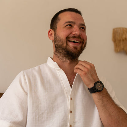 Beyaz, hafif ve nefes alan %100 pamuk müslin erkek gömlek, rahat salaş kesim.