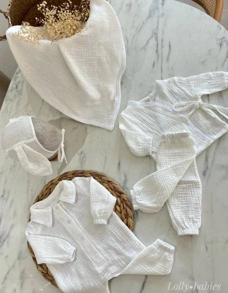 Beyaz renkli, tavşan kulaklı şapka ve dört katlı müslin battaniyeli erkek bebek hastane çıkış seti.