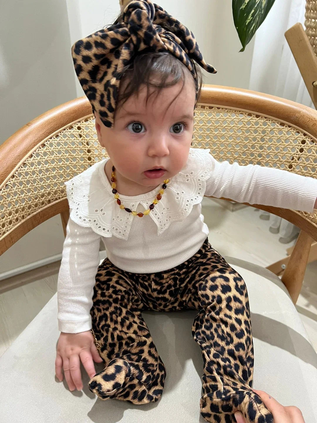 Beyaz bandana desenli ayaklı pijama takımı, uzun kollu ve rahat kesim.