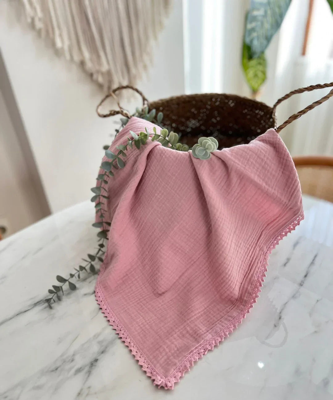 Dört katlı pembe müslin bebek battaniyesi, yumuşak ve nefes alabilen pamuk kumaştan yapılmıştır.