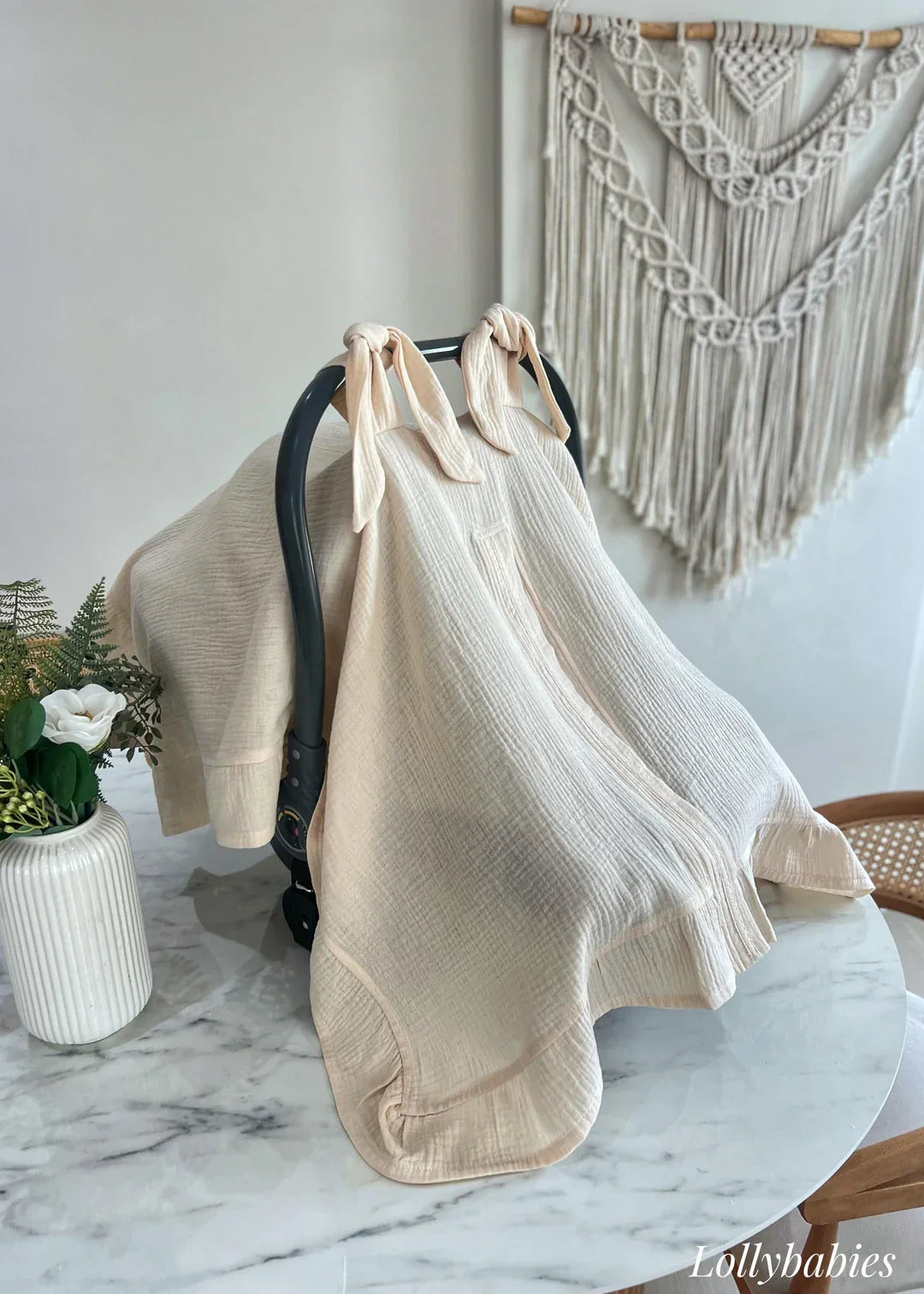 Krem rengi, yumuşak kumaştan yapılmış puset örtüsü.