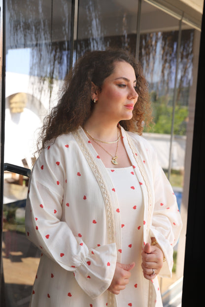 Kırmızı pamuklu sabahlık ve kısa kollu lohusa elbisesi içeren iki parçalı takım.