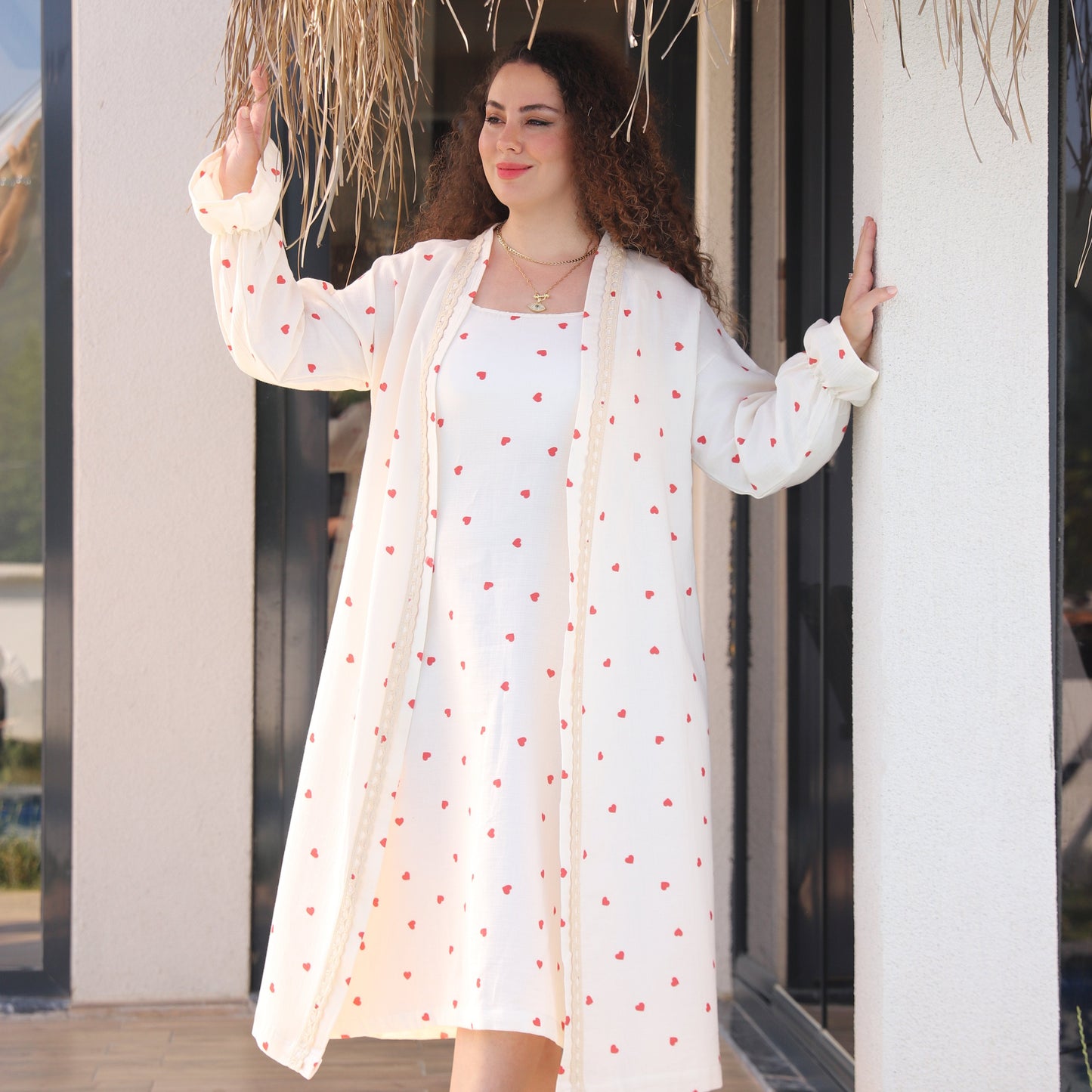 Kırmızı pamuklu sabahlık ve kısa kollu lohusa elbisesi içeren iki parçalı takım.