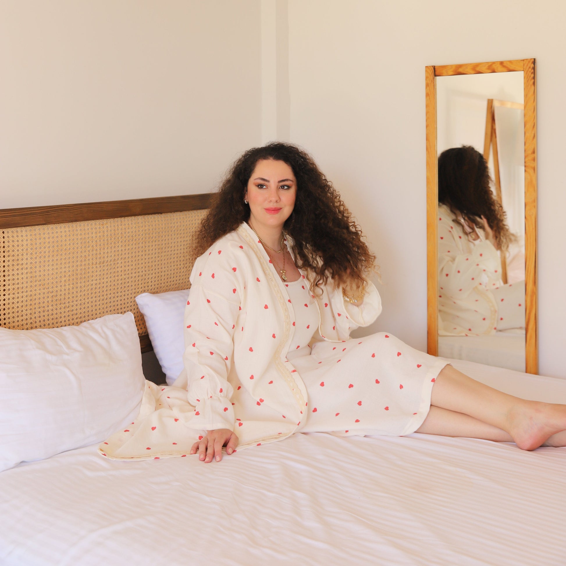 Kırmızı pamuklu sabahlık ve kısa kollu gecelikten oluşan lohusa takımı.