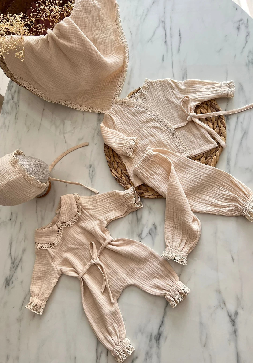 Krem renkli vintage bebek hastane çıkış seti, organik pamuk müslin kumaştan yapılmıştır.