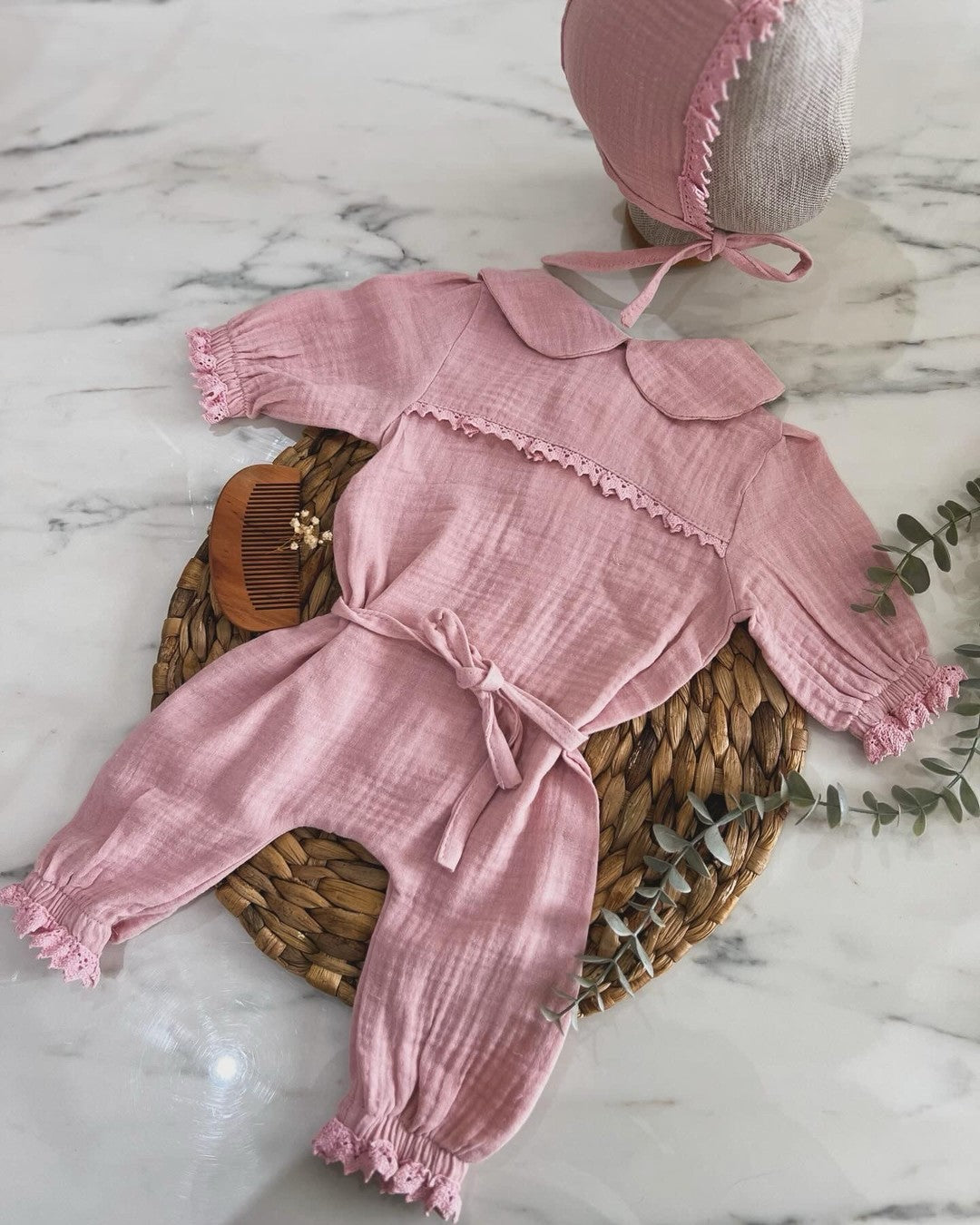 Pudra renkli kız bebek müslin tulum ve şapka seti, çıtçıtlı ve nefes alabilir kumaşlı