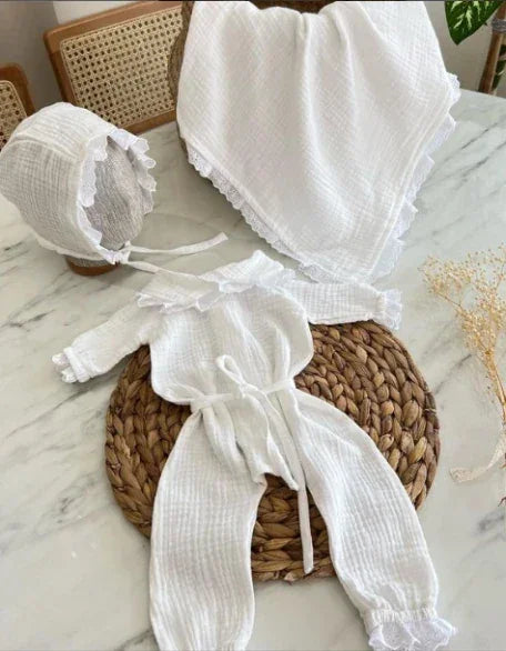 Kız bebekler için yumuşak müslin tulum, şapka ve battaniye seti.
