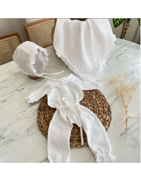 Kız bebek için fisto detaylı şapka ve battaniyeli 3'lü müslin tulum seti.