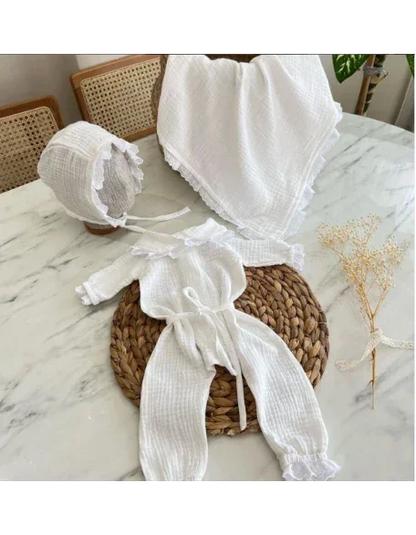 Kız bebek için fisto detaylı şapka ve battaniyeli 3'lü müslin tulum seti.