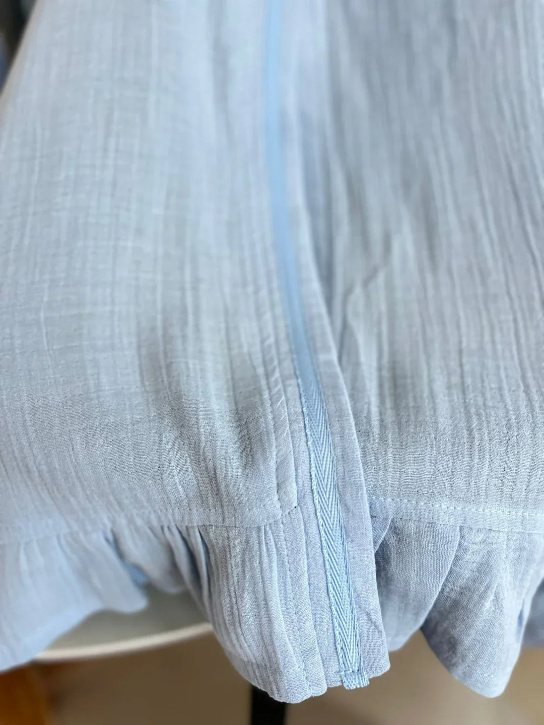 Bebe mavisi, %100 pamuk müslin puset örtüsü, hafif ve nefes alabilir yapıya sahiptir.