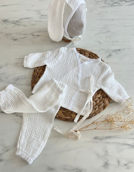 Beyaz kruvaze yaka body, pantolon ve tavşan kulaklı şapka içeren erkek bebek 3'lü set.