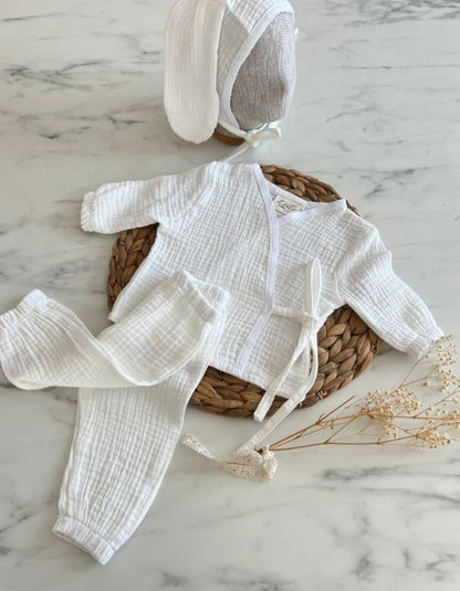 Beyaz kruvaze yaka body, pantolon ve tavşan kulaklı şapka içeren erkek bebek 3'lü set.